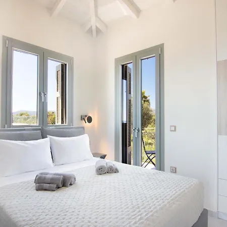 Assini Estate - Poolside & Seaview Getaways * Корони