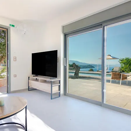 Assini Estate - Poolside & Seaview Getaways