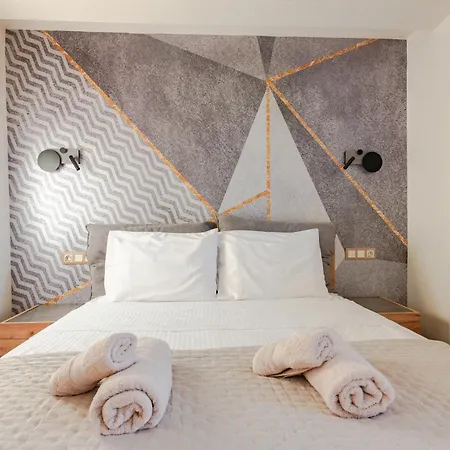 Assini Estate - Poolside & Seaview Getaways Корони